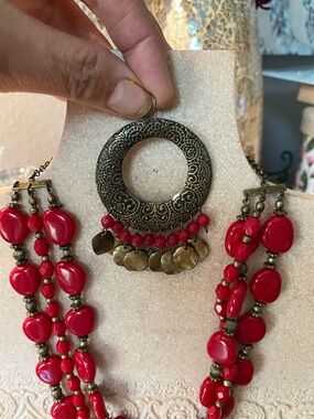 Y2K AVON RED MULTISTRAND NECKLACE AND 2 SET EARRINGS